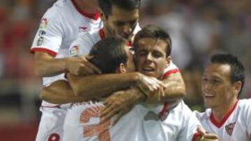 <b>EUFORIA. </b>Fernando Navarro, Spahic, Medel y Trochowski acuden a felicitar al necesitado Manu por su primer gol con la camiseta del Sevilla.
