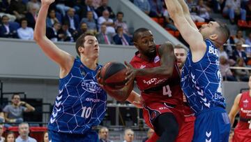 Bo McCalebb entra a canasta.