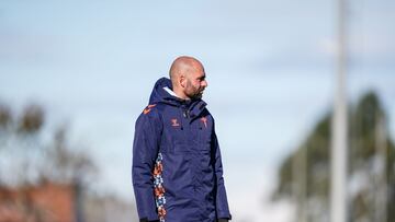 El técnico Claudio Giráldez, durante un entrenamiento del Celta.