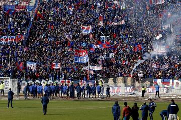 Hinchas de Universidad de Chile realizan el tradicional Banderazo previo al Superclásico.