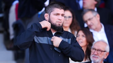 Khabib Nurmagomedov viendo un partido del Barcelona y el Real Madrid en el Estadio Olímpico Lluís Companys.