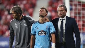 Kevin V&aacute;zquez se marcha llorando tras lesionarse en el partido entre Osasuna y el Celta.