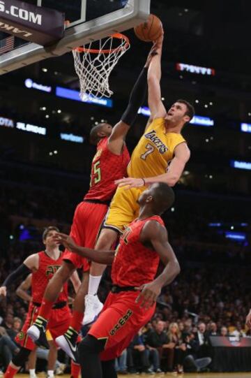 Larry Nance machaca espectacularmente.