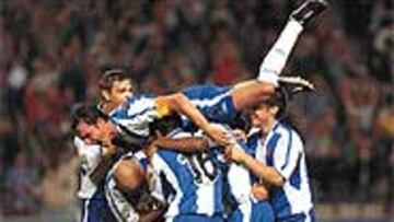 <B>EL SUEÑO DEL VESTUARIO</B>. Todo el grupo españolista quiere verse como en la imagen una vez que acabe el, en teoría, complicado partido de mañana ante el Alavés.