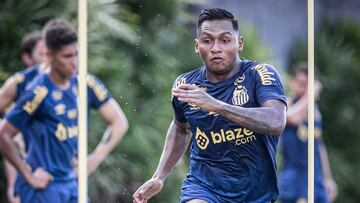 Alfredo Morelos durante un entrenamiento de Santos.