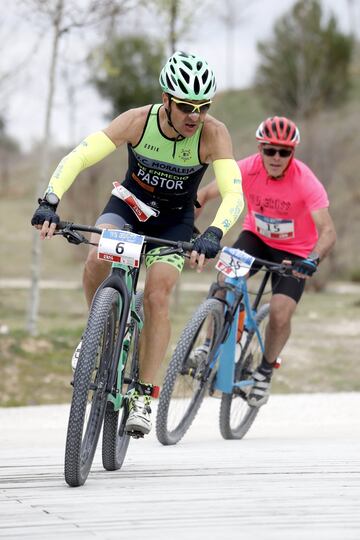 Los duatletas madrile?os Manuel D¨ªaz y Beatriz Molina cosecharon dos trabajadas victorias en la tercera edici¨®n del Du Cross Alcobendas. La localidad recibi¨® a 170 duatletas con el parque natural de Valdelatas como escenario ideal para esta pr¨¢ctica deportiva. El pr¨®ximo reto del circuito ser¨¢ el s¨¢bado 11 de mayo en Villanueva de la Ca?ada.