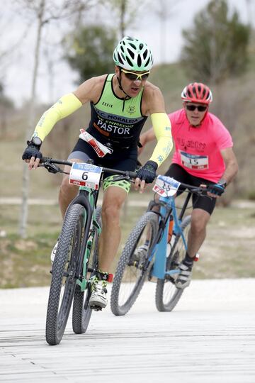 Los duatletas madrileños Manuel Díaz y Beatriz Molina cosecharon dos trabajadas victorias en la tercera edición del Du Cross Alcobendas. La localidad recibió a 170 duatletas con el parque natural de Valdelatas como escenario ideal para esta práctica deportiva. El próximo reto del circuito será el sábado 11 de mayo en Villanueva de la Cañada.


