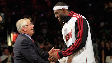 Davis Stern, antiguo comisionado de la NBA, junto a LeBron James.