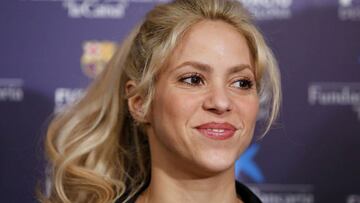 Colombian singer and founder of Colombian NGO, Fundacion Pies Descalzos, Shakira Mebarak, poses at the Camp Nou stadium in Barcelona on March 28, 2017 during the presentation of the project to build a new school in the restive region of Barranquilla (Colombia), in collaboration with the foundations of FC Barcelona and La Caixa. / AFP PHOTO / PAU BARRENA