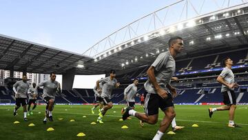 Besiktas&#039; Portuguese defender Pepe (2R) takes part in a training session on the eve of the UEFA Champions League Group G football match FC Porto vs Besiktas at the Dragao stadium in Porto, on September 12, 2017. / AFP PHOTO / MIGUEL RIOPA