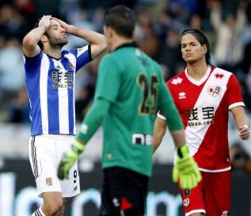 El delantero de la Real Sociedad, Imanol Agirretxe, se lamenta tras fallar un remate ante el defensa portugués del Rayo Vallecano Zé Castro, durante el partido de la decimonovena jornada de Liga de Primera División.