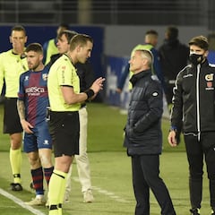 Escribá sólo mejora en un punto la media de Almirón en el Elche