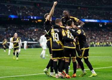 Celebración de los jugadores del Rayo Vallecano tras el gol de De Frutos para poner el empate a uno en el marcador.