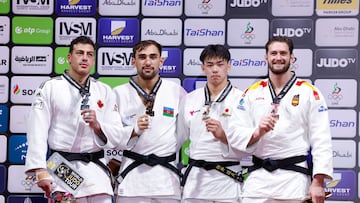 Podio -100kg en el Mundial de judo 2024 en Abu Dabi.