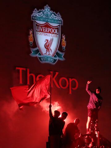 Seguidores del Liverpool celebran por las calles de la ciudad la primera liga de su equipo en 30 años.