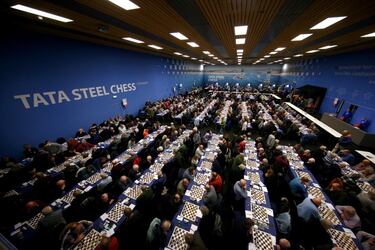 Visión general de las partidas simultáneas que tuvieron lugar en la 82ª edición del Torneo de Ajedrez Tata Steel celebrado en la localidad de Wijk aan Zee (Países Bajos). Multitud de personas acudieron para presenciar el récord mundial de Magnus Carlsen, que llegó a las 111 partidas invicto. Batió el anterior registro de Sergei Tiviákov.