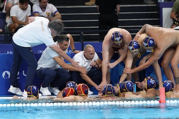 David Martín da instrucciones, en un tiempo muerto.
