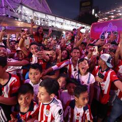Afición ‘invade’ el AICM para recibir a Chivas