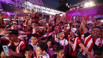 Jugadores de Chivas durante el recibimiento de su equipo en el AICM.