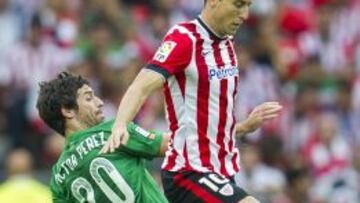 De Marcos lucha un balón frente al Levante.