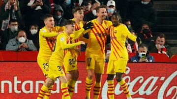 Luuk de Jong, en el centro, celebra un gol con el Barcelona.