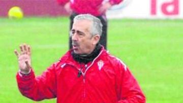 Preciado duda en el centro y convoca a 22 jugadores