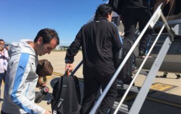 Los jugadores uruguayos suben al avión rumbo a Barranquilla. 
