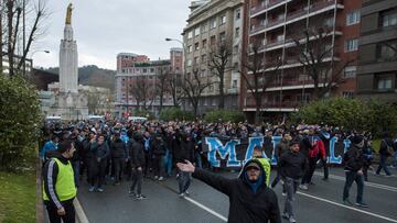 Los ultras del OM en los aledaños de San Mamés.