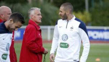 Deschamps charla con Benzema en un entrenamiento con la selección francesa.