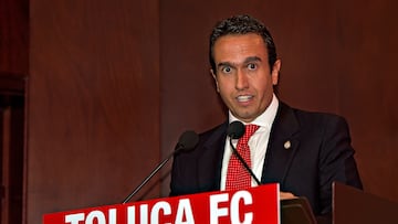 Suinaga: “Seguimos en conversaciones con Sevilla por De Jong”