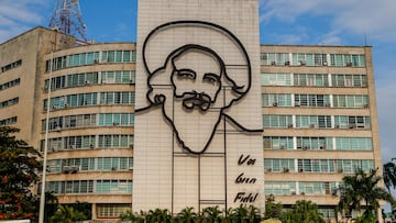 La imagen de Camilo Cienfuegos en la fachada del Ministerio de las Fuerzas Armadas Revolucionarias en La Habana, la capital de Cuba, el 23 de enero de 2024.
