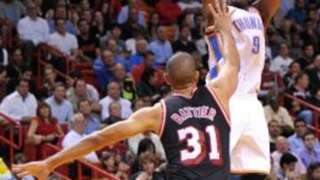 Serge Ibaka lanza a canasta ante la defensa de Shane Battier.