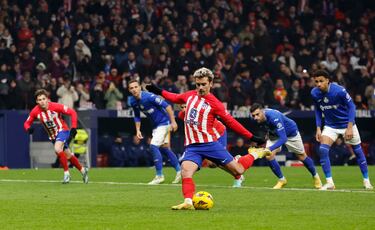 3-1. Antoine Griezmann lanza con potencia y arriba. Soria adivina el tiro, toca el balón con la mano derecha, pero no puede evitar que se cuele por el lado izquierdo de su portería.