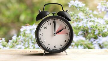 Este domingo cambia el horario de verano en Estados Unidos y muchos todav&iacute;a se siguen cuestionando &iquest;se atrasa o se adelanta el reloj? Te contamos.