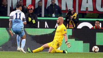 MILÁN (ITALIA), 24/04/2019.- Joaquín Correa (i) de Lazio anota un gol durante el partido de vuelta por las semifinales de la Copa Italia entre AC Milan y SS Lazio este miércoles, en el estadio Giuseppe Meazzaen Milán (Italia).