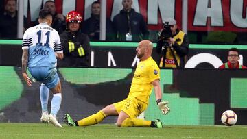 MIL&Aacute;N (ITALIA), 24/04/2019.- Joaqu&iacute;n Correa (i) de Lazio anota un gol durante el partido de vuelta por las semifinales de la Copa Italia entre AC Milan y SS Lazio este mi&eacute;rcoles, en el estadio Giuseppe Meazzaen Mil&aacute;n (Italia). 