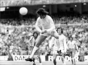 Vicente del Bosque en un partido con Camacho tras él. 
Jugó en el Plus Ultra (actual Real Madrid Castilla) de 1968-1970. Tras unos años cedido en el Castellón y en el Córdoba volvió a las filas ya del Real Madrid, en donde estuvo de 1973-1984.  