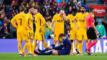 Los jugadores del Atl&eacute;tico se lamentan en una jugada del Camp Nou.