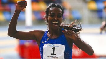 La atleta et&iacute;ope de media y larga distancia Genzebe Dibaba celebra el nuevo record del mundo de 2000 metros femeninos en la reuni&oacute;n internacional de Catalu&ntilde;a en pista cubierta que se celebra en Sabadell.