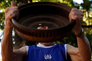 Este gimnasio al aire libre en Caracas est construido con cemento, barras y otros materiales reciclados.