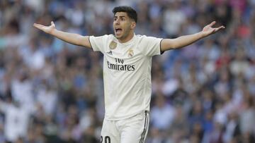 Real Madrid's Marco Asensio agues with the referee during a Spanish La Liga soccer match between Real Madrid and Celta at the Santiago Bernabeu stadium in Madrid, Spain, Saturday, March 16, 2019. (AP Photo/Paul White)