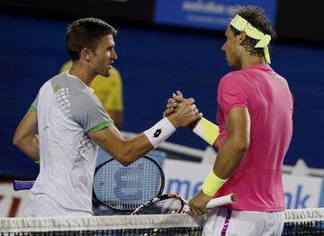 Rafael Nadal saluda a Tim Smyczek al término de su encuentro en el Abierto de Australia 2015.