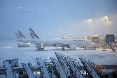 Vista de aviones de Air France en la pista nevada de la Terminal 2F del Aeropuerto París-Charles de Gaulle, en Roissy-en-France, cerca de París.