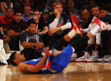 Derrick Rose, observa el partido desde la banda.