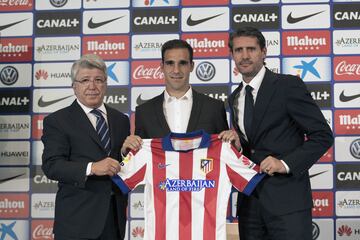 G¨¢mez, 2,5M€, 29 a?os (M¨¢laga). Uno de los mejores jugadores del M¨¢laga de Champions, en el Atleti termin¨® jugando a banda cambiada, en el lateral derecho.