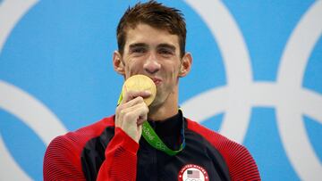 6. Con lágrimas en los ojos, Michael Phelps gana su medalla de oro número 23.