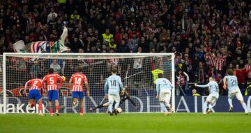 El jugador del Celta, Iago Aspas, marca el 0-1 de penalti al Atltico de Madrid 

