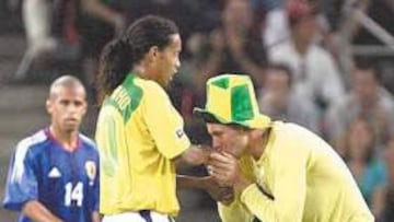 <b>ENORME. </b> Ronaldinho y Robinho pusieron la mágia.