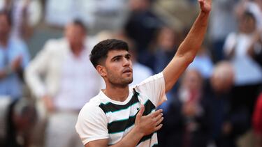 Spain's Carlos Alcaraz celebrates after winning against US Ben Shelton at the end of their men's singles match on day 8 of the French Open tennis tournament on Court Philippe-Chatrier at the Roland-Garros Complex in Paris on June 1, 2025. (Photo by Dimitar DILKOFF / AFP)