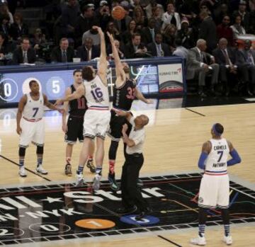 En 2015 los hermanos Gasol, Pau y Marc, escribieron una p¨¢gina de oro en la NBA al ser los dos p¨ª?vots titulares de Oeste y Este respectivamente, lo que supuso que ambos protagonizaran el salto inicial del encuentro, en lo que ya es una imagen ic¨®nica del baloncesto espa?ol. El salto lo gan¨® Pau, pero eso era lo de menos.